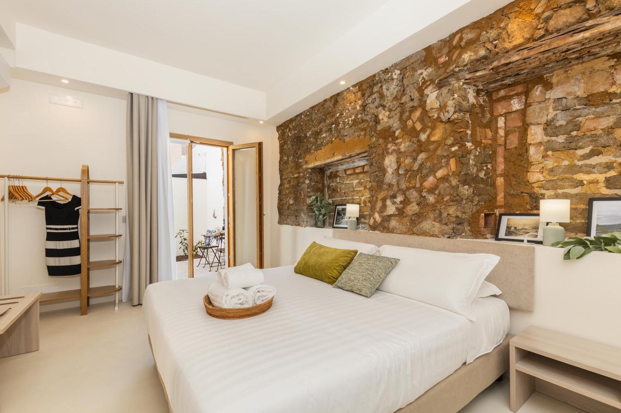 Ausentu Guest House Тортолі Екстер'єр фото